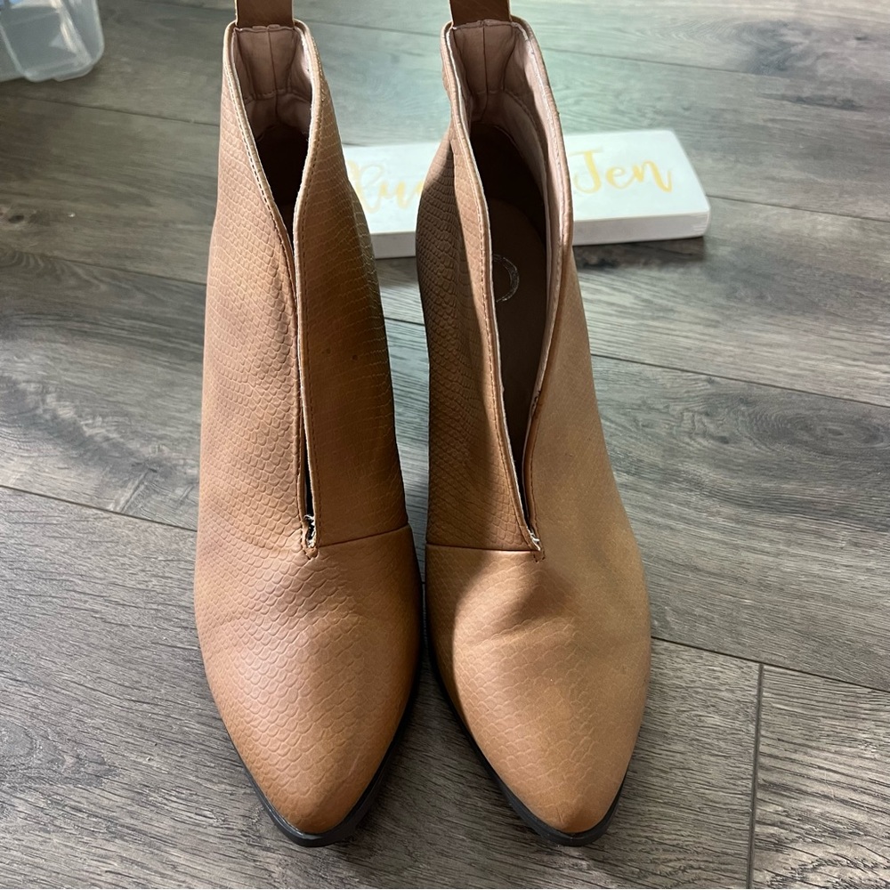 Journee Collection Bellamy Deep V Ankle Boots NWOT - Picture 3 of 7